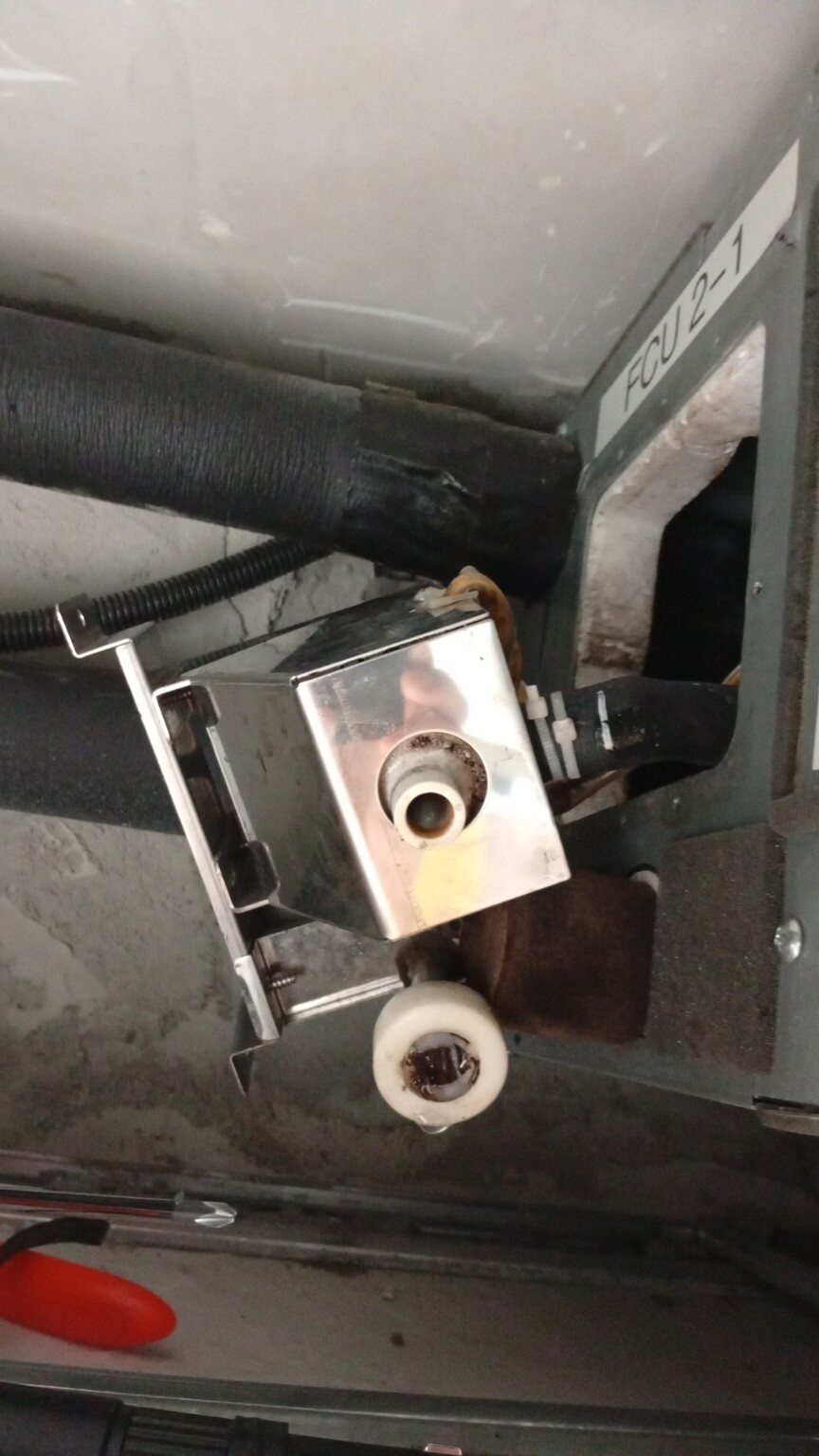 检查冷气排水泵和排水组件